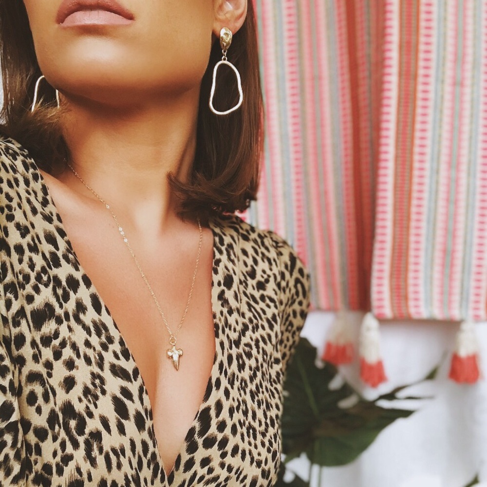 Last 1✨🆕Aretha Gold Shark Tooth Pendant Necklace - Picture 5 of 8